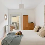 Beautiful 2 Bedroom Apartment In Bairro Alto